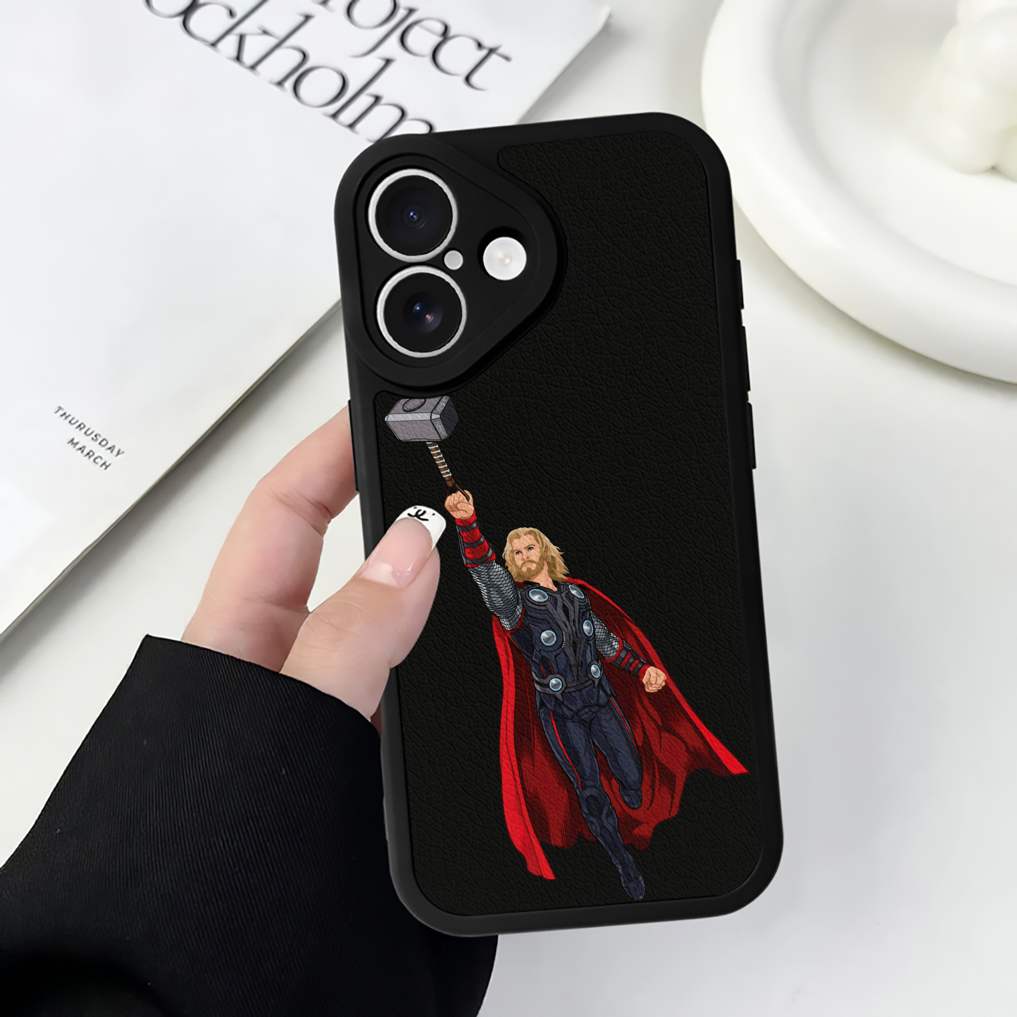 （画像用） アベンジャーズ The Avengers 【iPhone 16シリーズ対応】シリコンスマホケース（レザー調） 材質：シリコン
